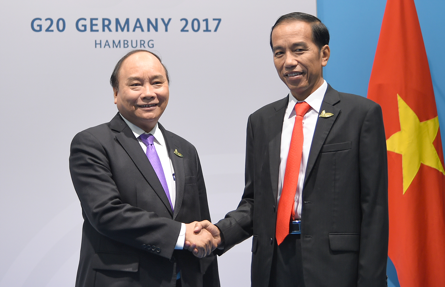 Thủ tướng Nguyễn Xuân Phúc gặp Tổng thống Indonesia Joko Widodo. - Ảnh: VGP/Quang Hiếu
