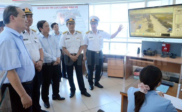 Bí thư Nguyễn Thiện Nhân quan sát điều tiết giao thông trên màn hình tại cảng Cát Lái - Ảnh; thanhuytphcm