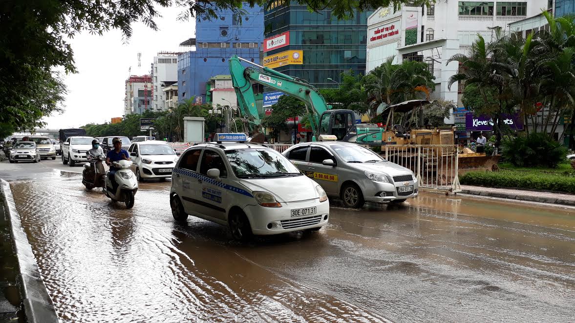 Hà Nội: Hàng nghìn hộ dân bị mất nước vì vỡ đường ống