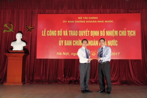 Thứ trưởng Bộ Tài chính Trần Xuân Hà trao Quyết định bổ nhiệm cho Chủ tịch UBCKNN Trần Văn Dũng