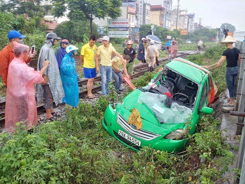 Hà Nội: Tàu hỏa kéo lê taxi, tài xế nguy kịch