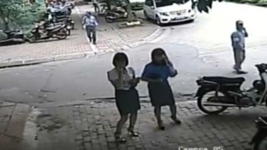 Bà Trang (mặc áo xanh bên phải) trong clip được đưa lên mạng. (Ảnh cắt từ clip)