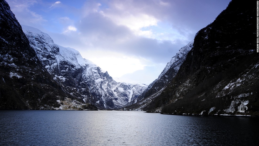 10. Vịnh Geirangerfjord and Naeroyfjord, Na Uy  Đây là một vịnh hẹp ở vùng Sunnmore, nằm ở phần cực nam của tỉnh hạt More og Romsdal, Na Uy.  Đây được coi là vịnh nổi tiếng nhất ở Na Uy. Vịnh này dài khoảng 15 km, là một nhánh của vịnh Storfjord (Vịnh hẹp lớn). Cuối vịnh hẹp là một ngôi làng nhỏ Geiranger. Chỗ sâu nhất của vịnh hẹp này là 233 m, quãng ở phía tây nông trại Syltevik.  Lòng vịnh này thu hút hàng ngàn khách du lịch mỗi năm vì vẻ hoang sơ và khung cảnh đẹp như trong truyện cổ tích.  Năm 2005, Vịnh Geirangerfjord and Naeroyfjord cũng được UNESCO công nhận là di sản thế giới.