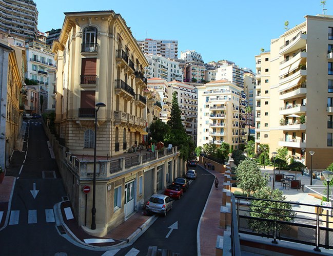 Bên cạnh thuế thấp, giới nhà giàu còn thích Monaco vì thời tiết dịu mát quanh năm, chính trị ổn định. Ảnh: Printest. 