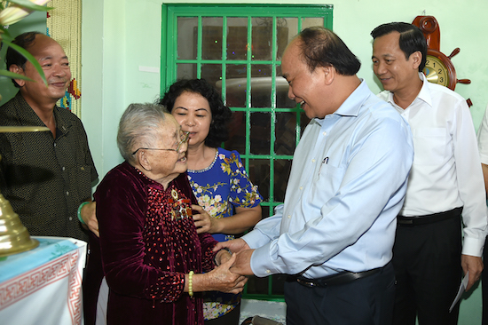 Thủ tướng thăm Mẹ Việt Nam anh hùng