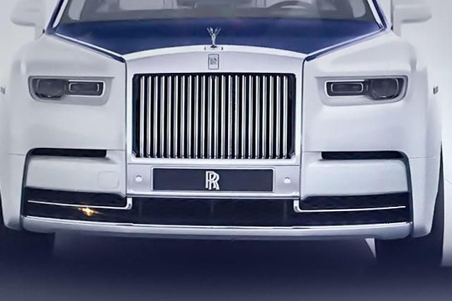 Từ hình ảnh hé lộ cho thấy, thế hệ mới của Rolls-Royce Phantom 2018 có sự thay đổi lớn nhất ở cụm đèn pha LED, sử dụng công nghệ bi cầu hội tụ cho ánh sáng tốt hơn. Bộ lưới vẫn mang ngôn ngữ thiết kế đặc trưng của hãng dạng hình chữ nhật đứng, với các thanh ngang mạ crôm sáng, khe hút gió lớn. Trong khi đó ở phía đuôi xe vẫn hoàn toàn nằm trong vòng bí mật, tuy nhiên có thể dự đoán thiết kế sẽ không có sự thay đổi nhiều so với người tiền nhiệm trước đó.