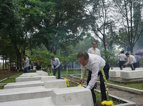 Bộ trưởng Trương Minh Tuấn cùng đoàn thắp hương tại phần mộ các liệt sỹ