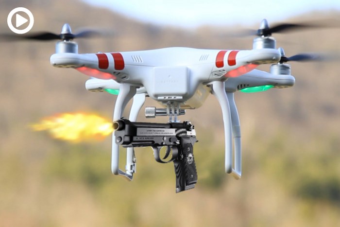 Việc gắn súng lên các flycam tỏ ra khó khăn hơn khi súng cần phải ngắm chính xác từng phát bắn và có độ giật nảy sau mỗi lần khai hỏa. Nguồn ảnh: Drone.