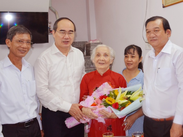 Bí thư Thành ủy TPHCM Nguyễn Thiện Nhân thăm các gia đình chính sách