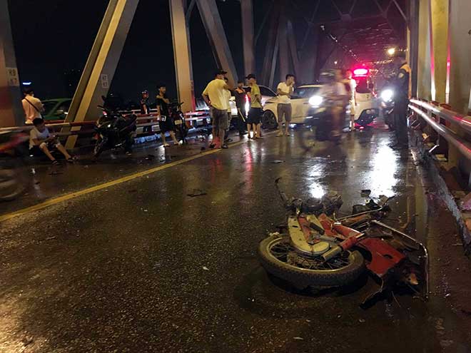 Hiện trường vụ tai nạn làm chết 3 người trên cầu Chương Dương, Hà Nội