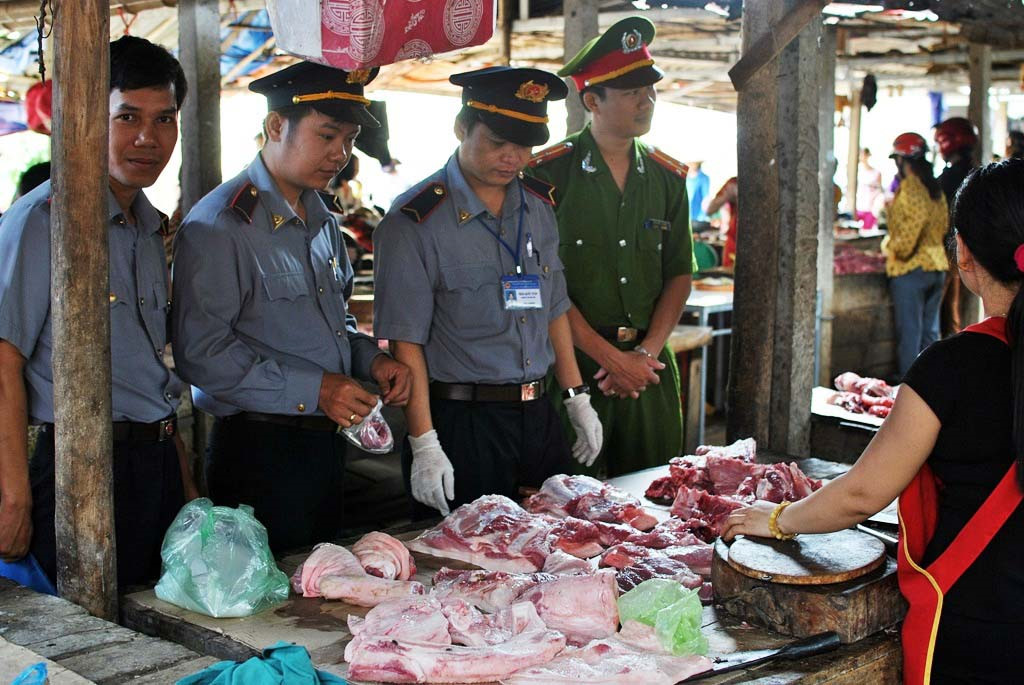 Phó Thủ tướng yêu cầu bố trí phương tiện kiểm tra nhanh thực phẩm tại các chợ