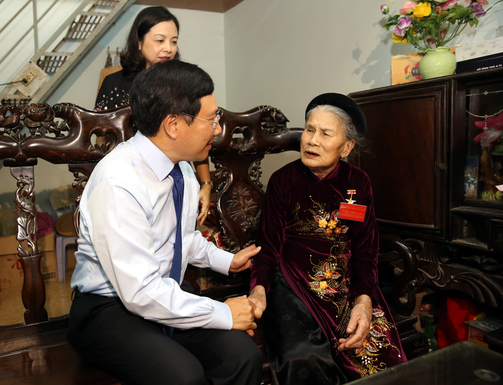 Phó Thủ tướng đến thăm và tặng quà Mẹ Việt Nam Anh Hùng Đào Thị Lan, có hai con liệt sĩ, trú tại phường Trường Thi, TP. Thanh Hóa;