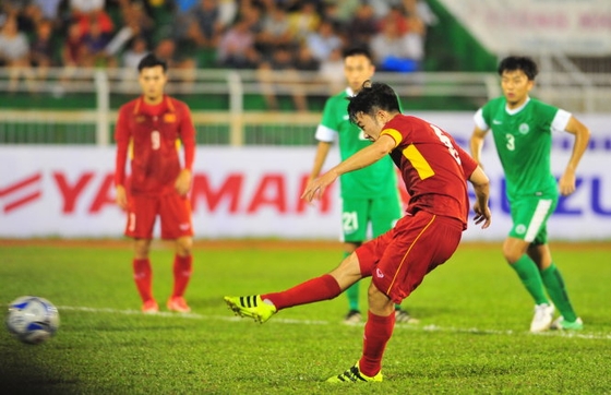Xuân Trường sút penalty nâng tỉ số lên 5-0 cho U22 Việt Nam. Ảnh: Tuoitre
