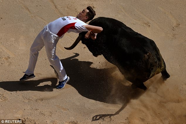 Người cưỡi bò trình diễn trong trường đấu bò của thành phố Pamplona.