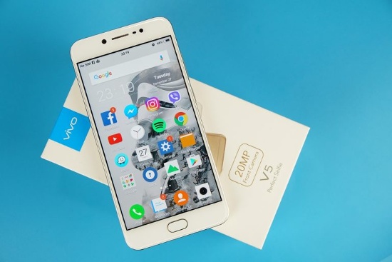 Bên cạnh việc nhấn mạnh vào khả năng selfie, V5 còn sở hữu thiết kế kim loại nguyên khối tốt với kiểu dáng đẹp tương tự iPhone 6s, mặt trước với viền màn hình mỏng có kích thước 5,5 inch độ phân giải HD được bảo vệ chống trầy bằng kính cường lực Gorilla Glass 4.  