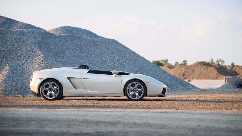 Ban đầu, Lamborghini dự định xây dựng 100 chiếc Concept S cho những khách hàng đặc biệt thích sưu tầm, nhưng dự án này bị phá sản. Nhờ vậy, chiếc Concept S trở thành mẫu xe duy nhất được cấp biển số và di chuyển trên đường công cộng. Trên đồng hồ xe mới chạy 180 km. 