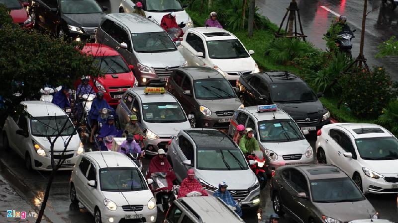 Trời mưa nhiều người đi ôtô cá nhân hơn thường lệ, taxi cũng hoạt động hết công suất khiến các tuyến đường khu vực quận Cầu Giấy ngợp 