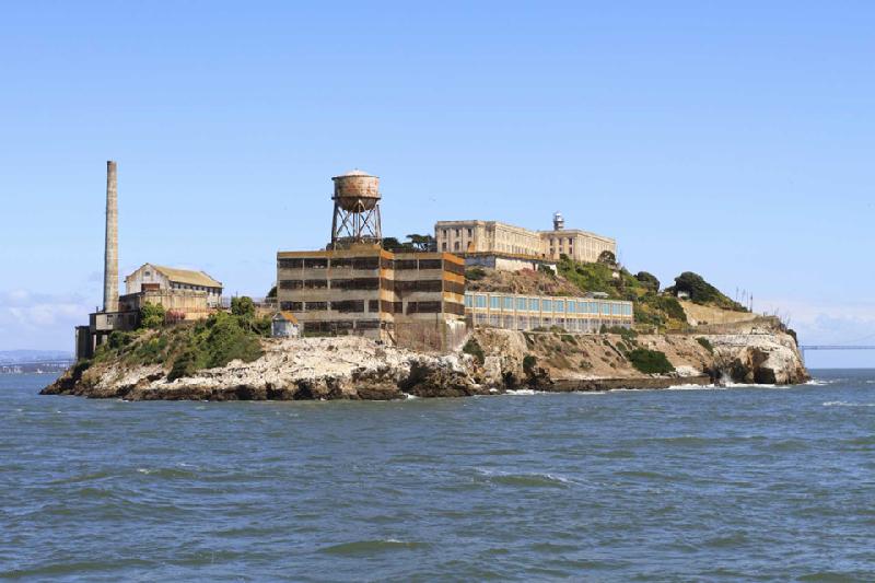 Nhà tù liên bang Alcatraz được coi là một trong những nơi đáng sợ nhất trên thế giới, giam giữ tội phạm khét tiếng. Nhà tù nằm trên hòn đảo cùng tên, ngoài khơi bờ biển San Francisco (Mỹ). Vì nằm cách xa bờ, trong khu vực nước lạnh, dòng chảy mạnh và nhiều sương mù, Alcatraz từng được coi là nhà tù có hệ thống an ninh mạnh nhất từ 1934-1963. Sau khi đóng cửa năm 1963, nhà tù này trở thành điểm đến yêu thích cho du khách khắp mọi nơi trên thế giới. Ảnh: Amazonaws.
