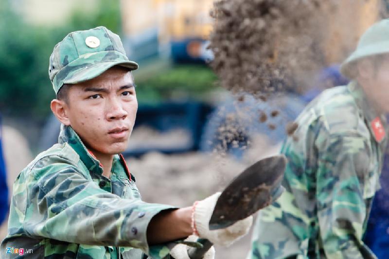 Theo KTS Nguyễn Xuân Thắng, cáng cứu thương này của quân đội Mỹ, cùng chủng loại với cáng cứu thương được phát hiện tại mộ tập thể các chiến sĩ vừa được quy tập tại sân bay Biên Hòa.