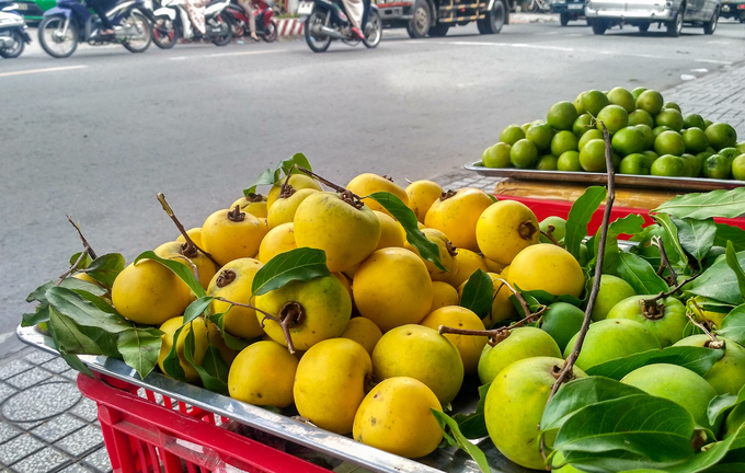 Quanh đường Phổ Quang, Cộng Hòa (quận Tân Bình) những trái thị thơm phức, chín vàng được bày bán. Người bán cho biết, quả thị này lấy từ vùng Châu Đốc (An Giang), to hơn thị ở miền Bắc, bán 100.000 đồng một kg.