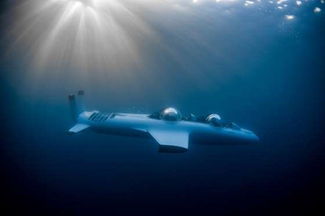 Richard Branson: Tàu ngầm lặn biển sâu  Nhà sáng lập tập đoàn Virgin - Richard Branson, là một trong những tỷ phú sở hữu nhiều công ty nhất thế giới (360 công ty). Một trong số đó là Virgin Oceanic với dự án nổi bật là tàu lặn biển DeepFlight Challenger có khả năng đưa con người xuống những vùng biển sâu nhất trên thế giới. Giá của tàu ngầm này không được tiết lộ, nhưng Branson tính phí 500.000 USD cho mỗi lần thuê.