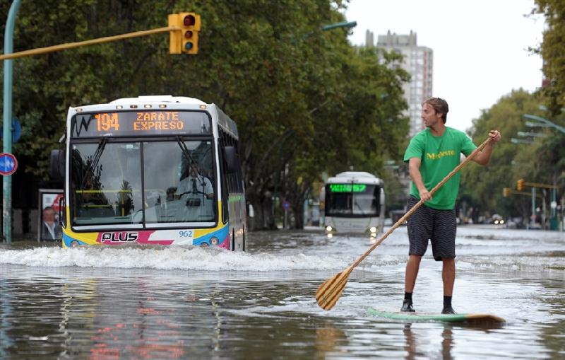 Buenos Aires, Argentina: Thành phố xinh đẹp này hứng chịu nhiều trận lụt khủng khiếp gây thiệt hại nặng nề cả về con người và vật chất. Gần đây nhất, trận lụt vào tháng tư khiến hàng trăm người phải rời bỏ nhà cửa. Ảnh: The Bubble.