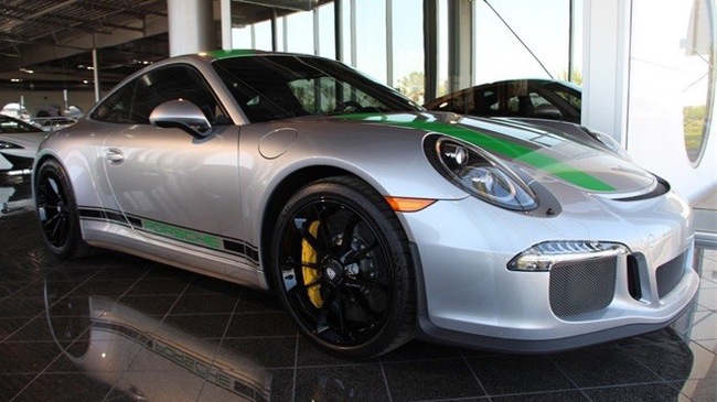 Mặc dù có giá chào bán cao gấp 2 lần mức khởi điểm 184.900 USD, nhưng so với những chiếc Porsche 911 R đang bị 