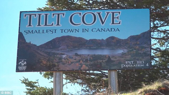 Nằm tại tỉnh Newfoundland & Labrador trên bờ biển phía đông Canada, Tilt Cove là một thị trấn nhỏ với chỉ 4 cư dân và họ đều làm việc trong chính quyền thị trấn.
