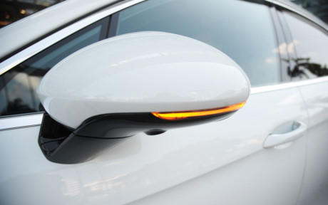 Gương chiếu hậu điều khiển điện tích hợp đèn xi-nhan LED và camera. Đồng thời, thân xe mới – như nắp ca-pô, cốp xe, mui và vè xe – đều được làm hoàn toàn bằng nhôm, nhờ vào các đường gân mui năng động, các chi tiết trên càng làm nổi bật dáng vẻ của một mẫu xe thể thao