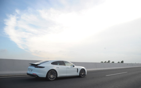 Porsche Panamera 4S 2017 có thể đạt vận tốc 100 km/h chỉ trong 4,4 giây (4,2 giây với gói kích hoạt chức năng thể thao) vận tốc độ tối đa 289 km/h. Mức tiêu thụ nhiên liệu kết hợp theo tiêu chuẩn NEDC: 8,2 – 8,1 lít/100 km (lượng khí thải CO2: 186 – 184 g/km). So sánh với Panamera thế hệ đầu tiên cho thấy lượng nhiên liệu tiết kiệm được là 1,0 lít/100 km hay 11%.