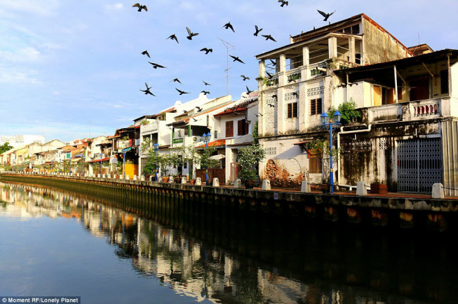 Một trong những lựa chọn ưa thích của các du khách khi tới Melaka là du ngoạn bằng thuyền trên sông Melaka. Dọc hành trình này, bạn có thể tới triển lãm tranh Zheng He Duo Yun Zuan hay mua đồ lưu niệm tại chợ Trash & Treasure, trước khi tới tòa tháp Sky Tower để chiêm ngưỡng toàn cảnh thành phố.