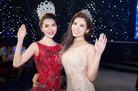 Ngồi cạnh Tường Linh là Hoa hậu Đông Nam Á Phan Hoàng Thu. Cả hai rất thân thiết khi cùng đồng hành cùng sự kiện này.