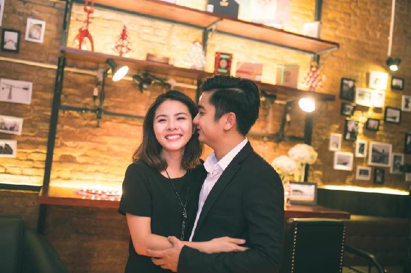 Vân Trang hạnh phúc bên cạnh chồng. 