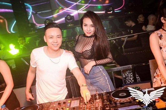 Công việc DJ yêu cầu Thanh Thảo phải ăn mặc gợi cảm, trang điểm quyến rũ và luôn tươi tắn.