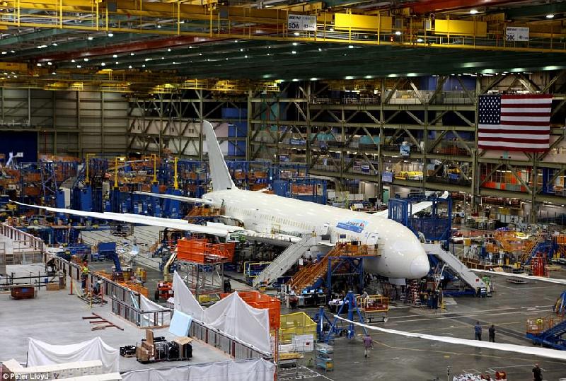 Được xây dựng năm 1967 để sản xuất mẫu 747, sự có mặt của Boeing ở Everett đã thu hút nhiều doanh nghiệp toàn cầu về đây, trong đó có Microsoft, Apple và Amazon.