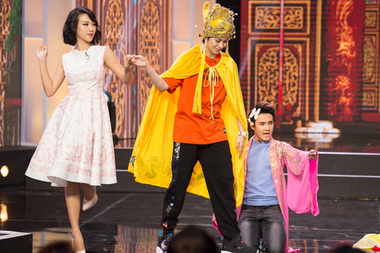 Trong một thử thách của chương trình, Hoàng Oanh bất ngờ được khách mời là ca sĩ Gil Lê kéo lên sân khấu hỏi cưới, lập phi tần mới. “Nữ MC triệu views” dễ dàng tung hứng thoải mái, mang lại nhiều tiếng cười cho khán giả.