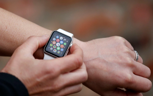 Các cuộc gọi thoại: Sau thông tin về kết nối 4G, thì người ta lại kỳ vọng về việc Apple Watch sẽ có khả năng thực hiện các cuộc gọi thoại một cách độc lập, mặc dù có nhiều người cũng không ủng hộ quan điểm này. Vì như vậy là đe dọa đến sự “trường tồn” của iPhone, vì thiết bị Watch có thể thay thế smartphone. Tuy nhiên, theo trang 9to5Mac, phiên bản smartwatch mới của Apple sẽ không có chức năng thực hiện cuộc gọi. Chiếc đồng hồ có thể có một eSIM nhỏ để chia sẻ số điện thoại di động trên iPhone của chủ sở hữu. Và như vậy, người dùng Watch 3 có thể truy cập Internet trên đó, nhưng không thể thực hiện cuộc gọi.