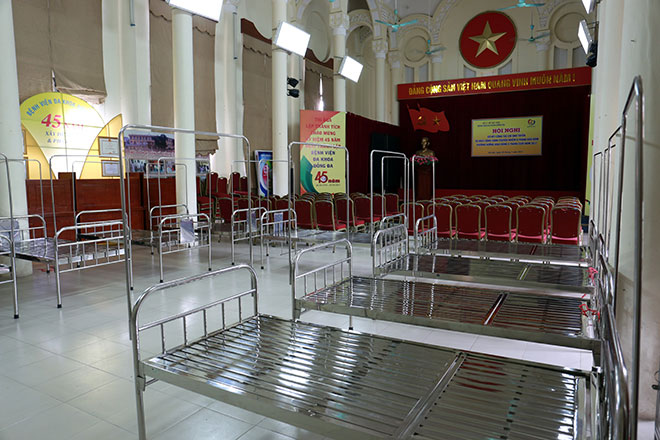 Hội trường của Bệnh viện đa khoa Đống Đa, Hà Nội được kê thêm 10 giường để phòng trường hợp quá tải sẽ được chuyển thành nơi chữa bệnh