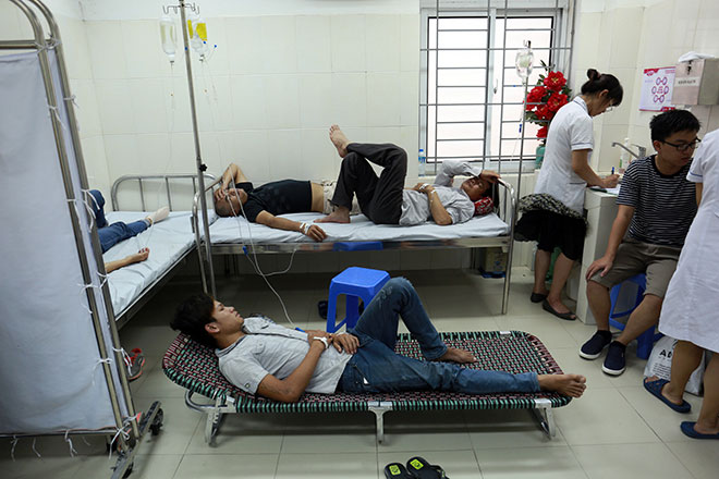 Phòng bác sĩ được trưng dụng kê thêm giường gấp cho bệnh nhân nằm điều trị trong bệnh viện Đa khoa Đống Đa