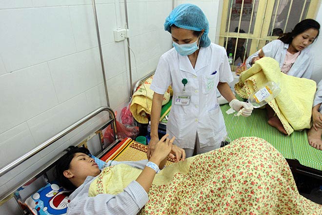 Chị Nông Thị Hòa, Hoàng Mai, Hà Nội mang thai 5 tuần nhờ thụ tinh nhân tạo mệt mỏi vì sốt xuất huyết.