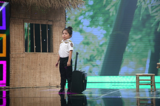 Bên cạnh đó, cô bé Hạnh Trang 6 tuổi trổ tài diễn kịch và “múa bụng” trên nền hit của Big Bang khiến khán giả cổ vũ cuồng nhiệt. 