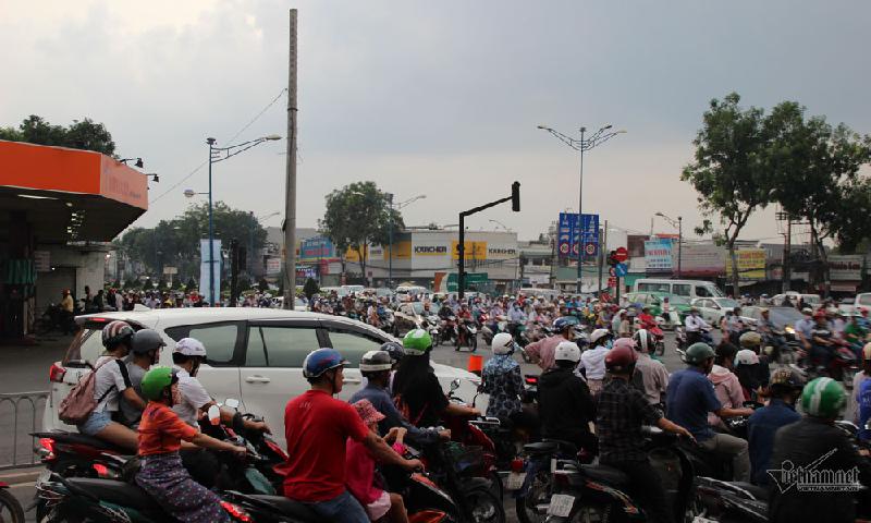 Điểm nút giao thông Phạm Văn Bạch và Trường Chinh nơi cây xăng án ngữ thường xuyên xảy ra kẹt xe vào giờ cao điểm.
