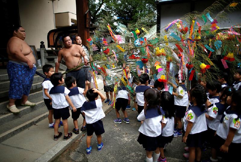 Những em bé viết điều ước lên giấy và trao cho các võ sĩ trong lễ hội Tanabata.