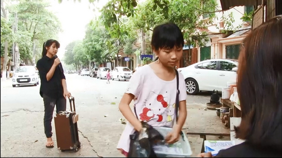 Hàng ngày, sau giờ học, Linh và em gái thường lang thang trên những tuyến đường lớn nhỏ để hát rong mưu sinh, kiếm tiền phụ giúp gia đình.