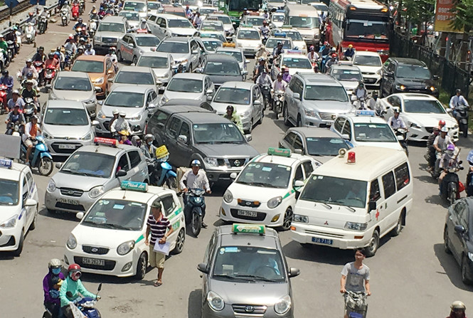 Mặc dù hú còi, bật xi-nhan xin đường nhưng nhiều xe cấp cứu đến cổng bệnh viện Bạch Mai cũng bị chìm trong các dòng xe ùn tắc
