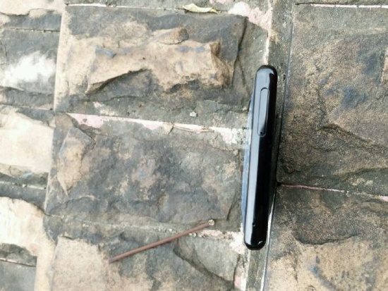 Phần lớn các bức ảnh Galaxy Note 8 được chia sẻ tập trung vào hai mặt bằng kính cường lực của thiết bị. Chúng ta có thể thấy rõ cạnh đỉnh của thiết bị chính là nơi chứa microphone và khe cắm thẻ SIM/microSD.