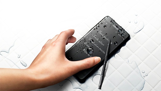 Các tính năng khác: Samsung Galaxy Note 8 đạt chứng nhận IP68 về khả năng chống nước và chống bụi, thậm chí cả bút S-Pen cũng có tính năng này. 