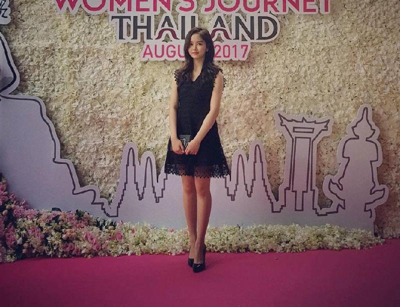 Nữ diễn viên Hàn Quốc Kim So Hyun giản dị khi xuất hiện trên thảm đỏ. Người đẹp xứ Hàn đến Thái Lan theo lịch trình riêng nên nhiều người hâm mộ không hề được thông báo về sự có mặt của cô.