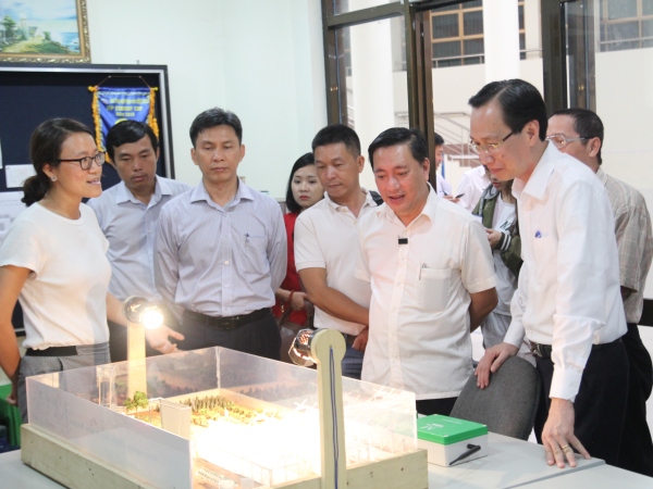 Phó Chủ tịch thường trực UBND TP.HCM Lê Thanh Liêm (bìa phải) đang nghe 1 nhóm startup giới thiệu về giải pháp ứng dụng IoT vào sản xuất nông nghiệp.