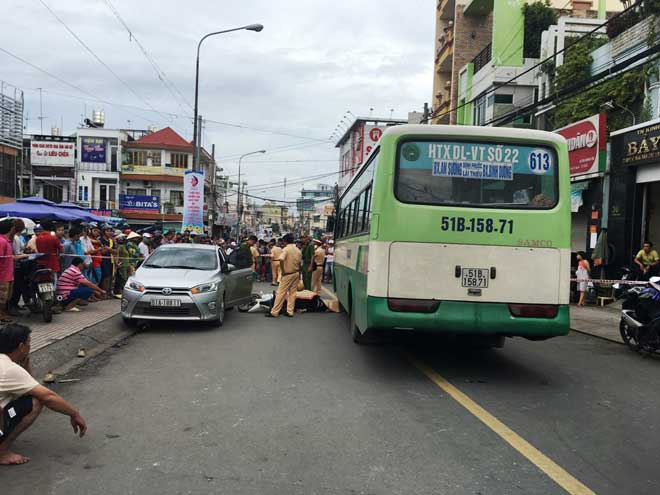 Hiện trường vụ tai nạn ở đường Phan Đình Phùng (tỉnh Bình Dương) khiến chị Ngọc chết thảm